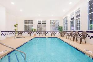 Bazén v ubytovaní SureStay Hotel by Best Western North Myrtle Beach alebo v jeho blízkosti