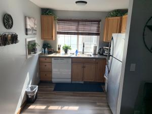 una cucina con armadi in legno e frigorifero bianco di The Beaverhead Lodge a Dillon