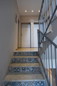 un escalier avec une porte dans un bâtiment dans l'établissement Miramed rooms, à Termoli