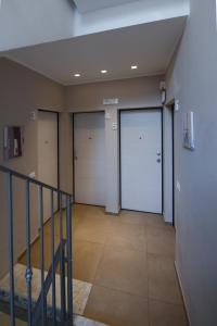 einen Flur mit drei Türen und einer Treppe in der Unterkunft Miramed rooms in Termoli