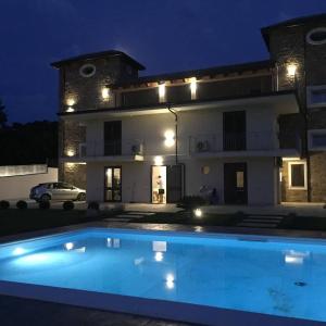 uma villa com piscina em frente a uma casa em LE TORRI DEL CILENTO em Santa Maria di Castellabate