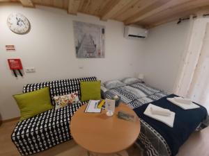 a living room with a couch and a table at Tipico Romantico I in Setúbal