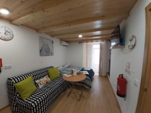 a living room with a couch and a table at Tipico Romantico I in Setúbal