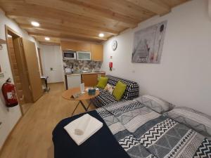 a living room with a couch and a table at Tipico Romantico I in Setúbal