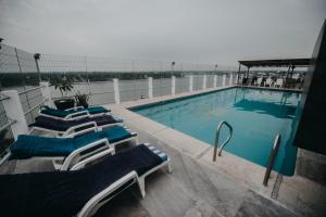 Bazén v ubytování May Palace Hotel  nebo v jeho okolí
