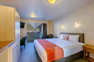 Bella Vista Motel Franz Josef Glacier tesisinde bir odada yatak veya yataklar