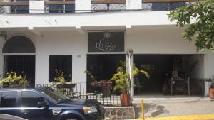 un todoterreno negro estacionado frente a un edificio en Casa del Parque Vallarta, en Puerto Vallarta