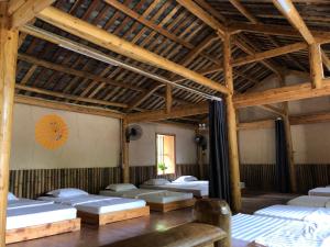 Giường trong phòng chung tại Meo Vac Clay House