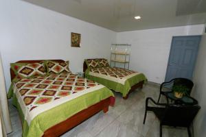 Hostel Cattleya - Monteverde, Costa Rica tesisinde bir odada yatak veya yataklar