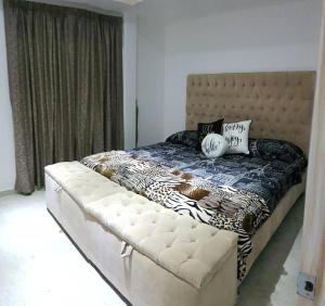 Un dormitorio con una cama grande con una manta de cebra en Departamento Frente al Aeropuerto 2 Rec, en Ciudad de México