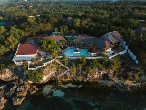 Luftaufnahme eines Hauses auf einer Klippe in der Unterkunft Cliffside Resort in Panglao