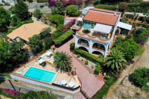 eine Luftansicht eines Hauses mit Pool in der Unterkunft Villa del Golfo Urio with swimming pool shared by the two apartments in Santa Flavia