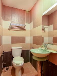 Super OYO 43930 Hotel Esplanade tesisinde bir banyo