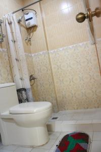Ένα μπάνιο στο Dumaguete Springs Apartment