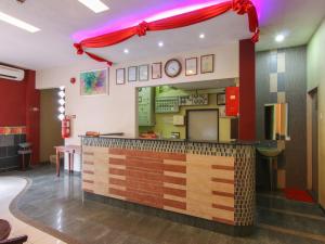 a bar in a restaurant with a red ceiling at Super OYO 43930 Hotel Esplanade in Sandakan