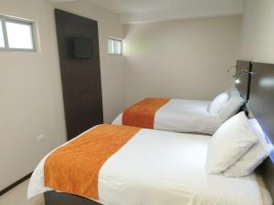 巴尼奧斯的住宿－Monte Selva Spa Termal，酒店客房设有两张床和窗户。