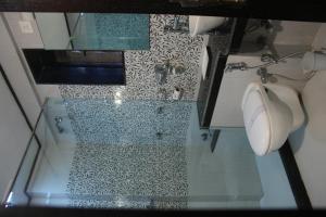 y baño con ducha, lavabo y barra. en Hotel Karl Residency, en Bombay