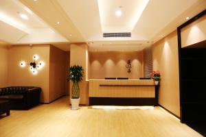 a lobby with a waiting room with a couch at Hangzhou Yuqi Hotel - West Lake Leifeng Tower Branch in Hangzhou