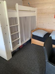 Zimmer mit 2 Etagenbetten und einem Stuhl in der Unterkunft Amazing Herlev in Herlev