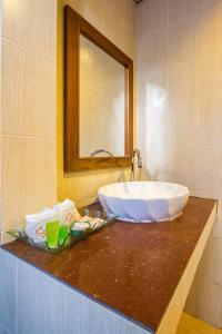Sunda Resort في شاطيء آونانغ: حمام مع حوض أبيض كبير على منضدة