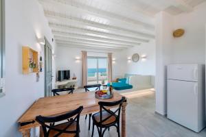 Кухня или мини-кухня в Aelion Villa
