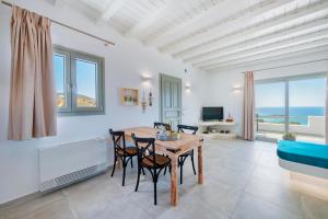 Телевизор и/или развлекательный центр в Aelion Villa