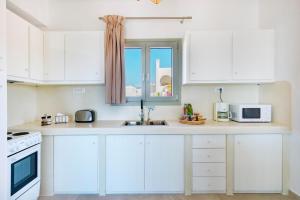 Кухня или мини-кухня в Aelion Villa
