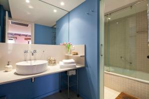 un baño con lavabo y ducha en Inside Barcelona Apartments Esparteria, en Barcelona 43 fotos más