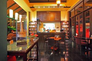 a restaurant with tables and chairs in a library at iuDia Hotel in Phra Nakhon Si Ayutthaya