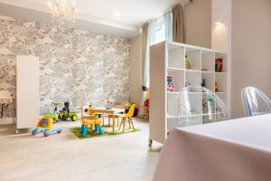 um quarto para crianças com uma mesa e cadeiras e uma parede em Hotel Perłowy em Okuninka