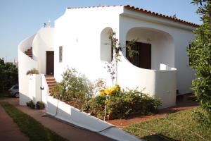 una casa blanca con una pared blanca en Villa Alves, en Carvoeiro