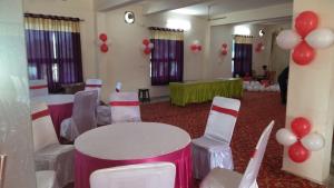 KushinagarHotel the Ideal的配有桌椅和气球的房间