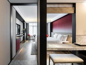 Postel nebo postele na pokoji v ubytování Joya Shanghai Xujiahui Hotel