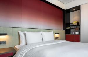 Postel nebo postele na pokoji v ubytování Joya Shanghai Xujiahui Hotel