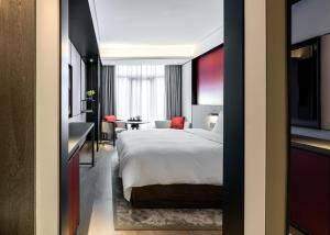 Postel nebo postele na pokoji v ubytování Joya Shanghai Xujiahui Hotel