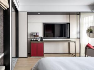 Kuchyň nebo kuchyňský kout v ubytování Joya Shanghai Xujiahui Hotel