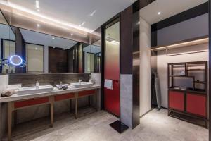 Koupelna v ubytování Joya Shanghai Xujiahui Hotel