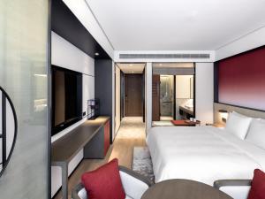 TV a/nebo společenská místnost v ubytování Joya Shanghai Xujiahui Hotel