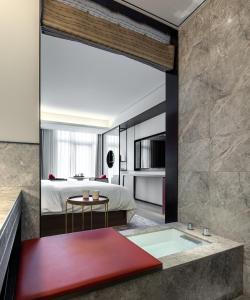 Postel nebo postele na pokoji v ubytování Joya Shanghai Xujiahui Hotel