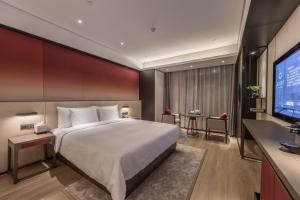 TV a/nebo společenská místnost v ubytování Joya Shanghai Xujiahui Hotel