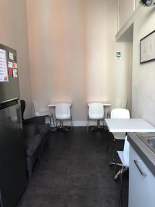 un comedor con mesas blancas y sillas blancas en Guest House Cavour 278 en Roma