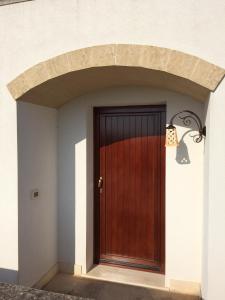 スコッラーノにあるGianpaolo ospitaleのアーチのある建物の木製ドア