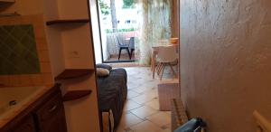 une chambre avec un canapé dans une cuisine avec une table dans l'établissement Residence Caroline T2 clim parking, à La Grande Motte
