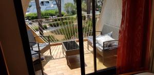 - une vue sur un balcon depuis une fenêtre avec un oreiller dans l'établissement Residence Caroline T2 clim parking, à La Grande Motte