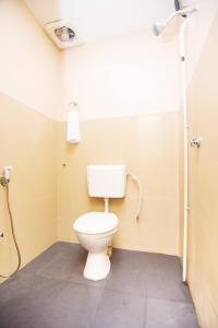 łazienka z toaletą i prysznicem w obiekcie OYO 1224 Hotel Hajah Rohayah w mieście Tanjung Malim