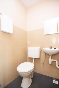 łazienka z toaletą i umywalką w obiekcie OYO 1224 Hotel Hajah Rohayah w mieście Tanjung Malim