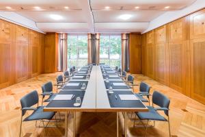 a long conference room with a long table and chairs at Golfhotel & Restaurant Lindenhof in Bad Vilbel