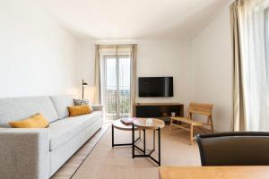 Televízia a/alebo spoločenská miestnosť v ubytovaní Port Plaza Apartments