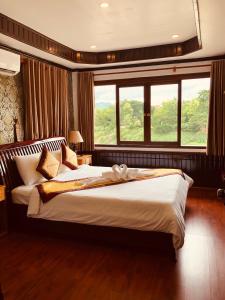 Кровать или кровати в номере Merry Riverside Hotel