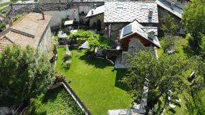 eine Luftansicht eines Hauses mit Hof in der Unterkunft Affittacamere Grand Saint Bernard in Gignod